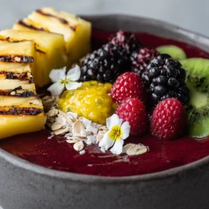 Kastellino Smoothie-Bowl mit gerösteten Haferflocken, gegrillter Ananas, Maracuja und Beeren